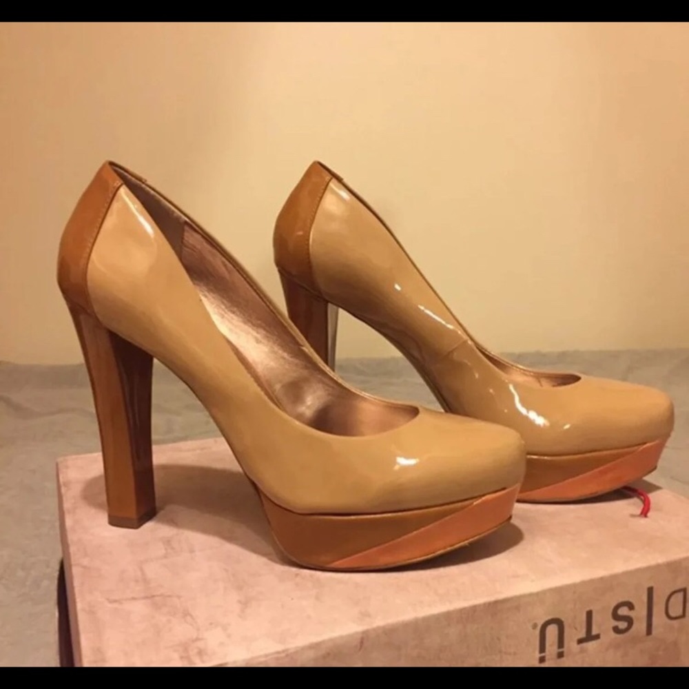 BCBG PUMPS